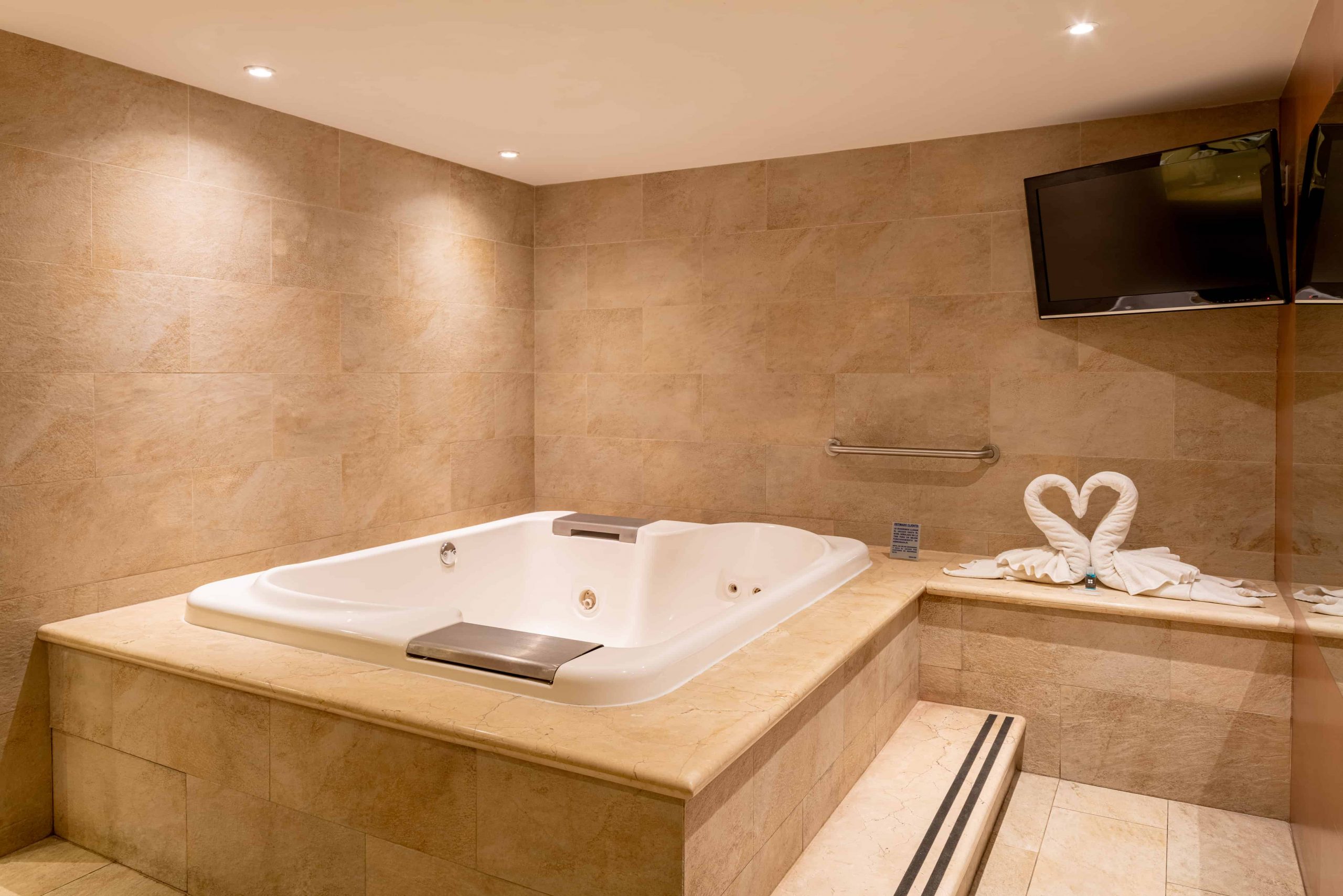 SUITE DELUXE CON JACUZZI Jacuzzi $ 800 M.N.